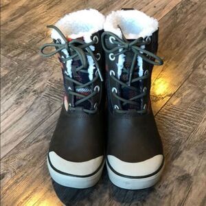 Keen unisex waterproof big kid boots size 5.5